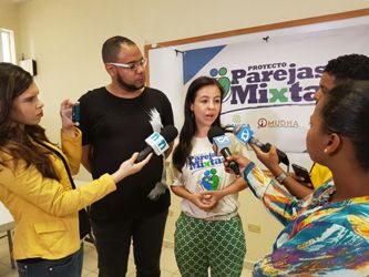 Dominique Rincón y Natalia Riveros, con la prensa de Santiago.