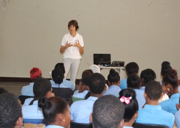 La directora de OBMICA, con los estudiantes que se dieron cita en la conferencia.