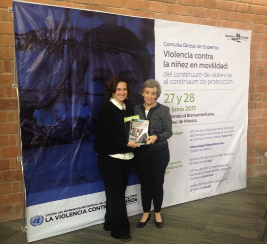 Allison Petrozziello (OBMICA) le entrega publicaciones de OBMICA a la SRSG VAC, Marta Santos Pais.