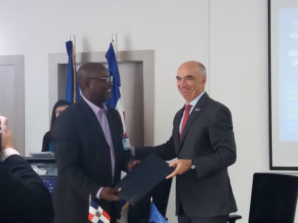 Beneco Enecia con el Embajador de la Unión Europea Gianluca Grippa para la firma del proyecto Trato Digno 2020