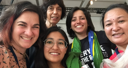 Foto  de archivo: Allison Petrozziello y Bridget Wooding (OBMICA) junto a las activistas Neha Gurung (Nepal), Maha Mamo (Brazil) y Deepti Gurung (Nepal). 